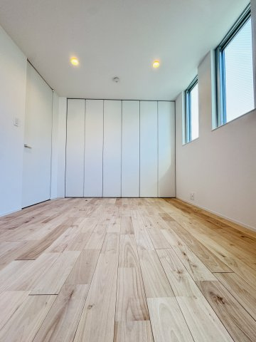 ZAIMOKUZA OCEAN TERRACE — 海を望む材木座の家の洋室