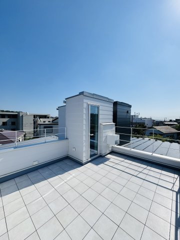 ZAIMOKUZA OCEAN TERRACE — 海を望む材木座の家のバルコニー