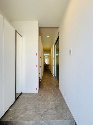 ZAIMOKUZA OCEAN TERRACE — 海を望む材木座の家の玄関