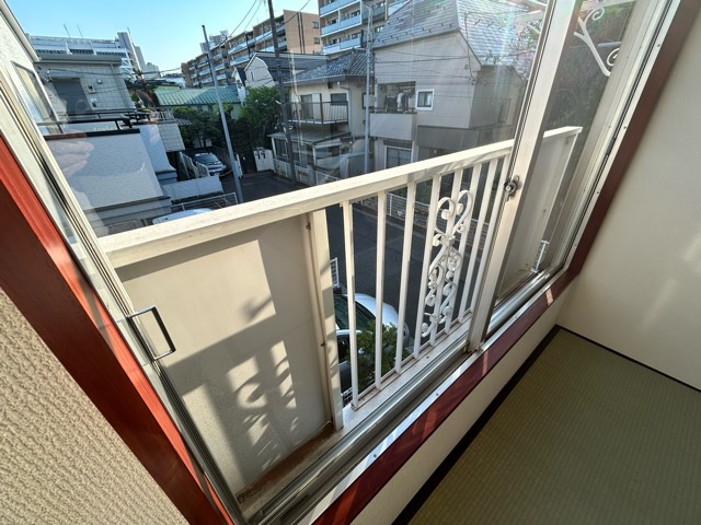 武蔵野市中町３丁目のアパートのバルコニー
