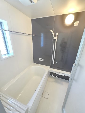 新築　前橋市粕川町新屋第1　2号棟　Cradle Gardenの浴室|現地写真　1坪サイズのユニットバス。足を伸ばしてゆったりと湯船につかれます♪