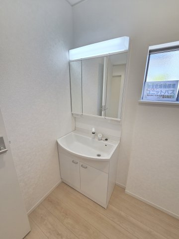 新築　前橋市粕川町新屋第1　2号棟　Cradle Gardenの独立洗面台|現地写真　洗面化粧台は嬉しい三面鏡！隠せる収納としても重宝しますね！