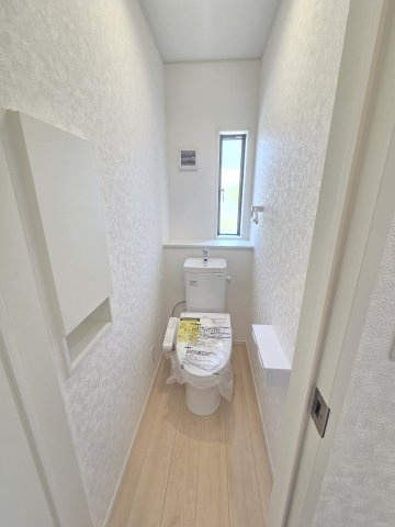 新築　前橋市粕川町新屋第1　2号棟　Cradle Gardenのトイレ|現地写真　トイレは洗浄機能付きです！壁面収納も嬉しいですね♪