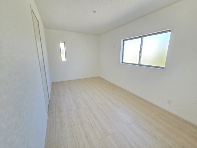 新築　前橋市粕川町新屋第1　2号棟　Cradle Gardenの洋室|現地写真　2階の主寝室です。2面採光なので風通しがよく明るいお部屋です。