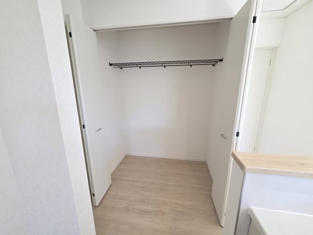 新築　前橋市粕川町新屋第1　2号棟　Cradle Gardenの収納|現地写真　キッチン横のクローゼットです。可動棚を設置すればパントリーになりますね！