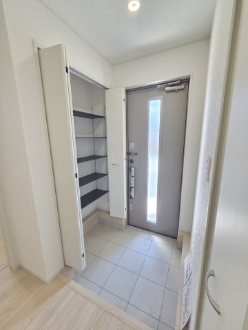 新築　前橋市粕川町新屋第1　2号棟　Cradle Gardenの玄関|現地写真　玄関収納は可動棚！ブーツや長靴など、仕舞う物に合わせて高さ調整ができ便利です！