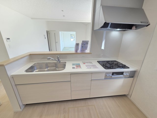 新築　前橋市粕川町新屋第1　2号棟　Cradle Gardenのキッチン|現地写真　人大天板、三口コンロ、浄水器一体型の水洗と使いやすい設備のキッチンです！