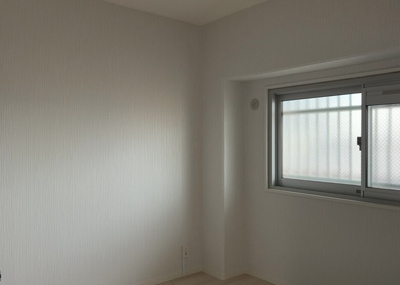 【寝室】 | 厚木栄町ハイツ | 寝室でゆっくりと過ごすためにはベッド周りの適度な空間を担保することや窓の位置、照明の明るさ、寝室の広さなどを考える必要があります。自身や家族の構成とライフスタイルに併せて寝室にする部屋を選びましょう！