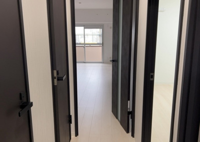 【内装】 | 厚木栄町ハイツ | 内装はとにかくおしゃれなものがいい！と選ぶ前に、まず住んだ後のことを想像してみましょう。住んでみたらコンセントの位置が悪くて使いにくいなど出てきます。事前にどの家電をどこに置くか想定しておきましょう。