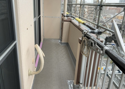 【バルコニー】 | 厚木栄町ハイツ | バルコニーは、室外の専用スペースのうち、「屋根がなく開放された空間」であるものを指します。ベランダより広いタイプのものが多く、日当たりもよいため家庭菜園などを楽しみたい人にとって適した環境となります。