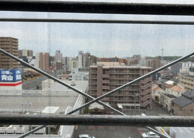 【展望】 | 厚木栄町ハイツ | 眺望の良さを楽しめるダイニングキッチンで家族団らんの時間を過ごしてはいかがでしょうか。バルコニーから見える景色を家族で眺める時間は、時間が経つのを忘れてしまいそうですね。是非、現地を見に行きましょう！