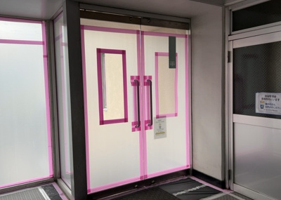 【エントランス】 | 厚木栄町ハイツ | マンションのエントランスには、もともと風よけや防犯の役割がありますが、マンションによって宅配ボックスなどの設備が備わっている所もあります。日々の生活をイメージしながら生活しやすさをチェックしましょう。