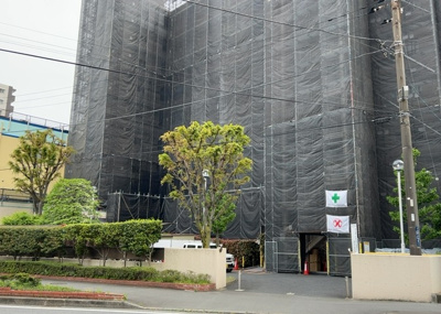 【現況写真】 | 厚木栄町ハイツ | 外観はマンション管理がされているかの目安になります。築年数が古いと、壁面は劣化してひび割れが生じることも！建物が古びていても細かいところが修繕されていると、きちんと管理されているなぁと感じるでしょう。