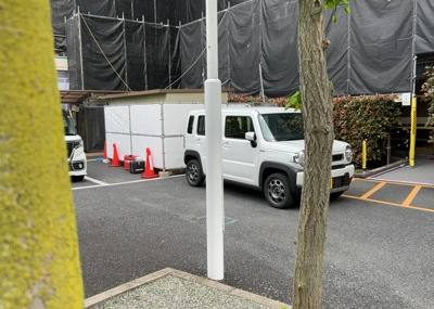 【駐車場】 | 厚木栄町ハイツ | 車一台あたりに必要なスペースは、標準サイズの普通自動車で横幅2m50cm、長さ5mは必要になります。ただし、乗降のことも考慮して横幅3m30cm、長さ5m50cmほどは確保できるところを選びましょう。