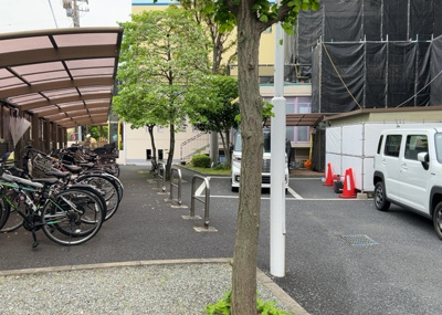 【駐車場】 | 厚木栄町ハイツ | 駐車場と明記されていても、最小スペースでつくられた駐車場だと大型車は駐車できなかったり、出入りしにくくなったりする可能性があります。お車のサイズと購入したい物件の駐車場のサイズを現地で確認しましょう。