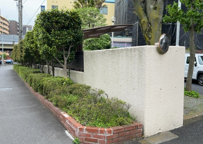 【庭】 | 厚木栄町ハイツ | 物件によっては、入居者が個人的に使用できる専用庭がついているものもあります。また、住宅の中にある土間の部分を庭と呼ぶこともあります。庭の用途は住む人によって変わり、それによってデザインもさまざまです。