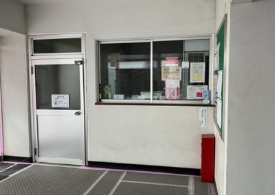 【受付】 | 厚木栄町ハイツ | 受付はマンションコンシェルジュがいる場合もあれば、管理人が滞在する小部屋を総称して呼ぶことがあります。主にエントランスに設置されていることから、防犯面でも期待ができます。防犯設備がない場合はより安心！