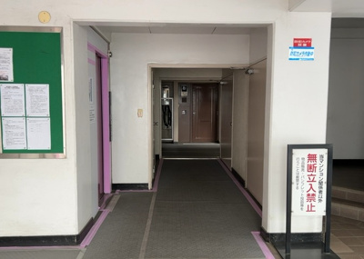 【ロビー】 | 厚木栄町ハイツ | ラウンジは、マンションの共用スペースに椅子やテーブルなどを配置した利用者が寛げる空間です。屋内型ラウンジと屋外型ラウンジがあります。共用部分の管理状況と合わせて、詳細については現地でご確認ください。