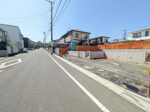 八王子市　めじろ台　新築一戸建ての前面道路含む現地写真|～南8ｍ道路につき陽当たり良好、駐車もしやすいです～