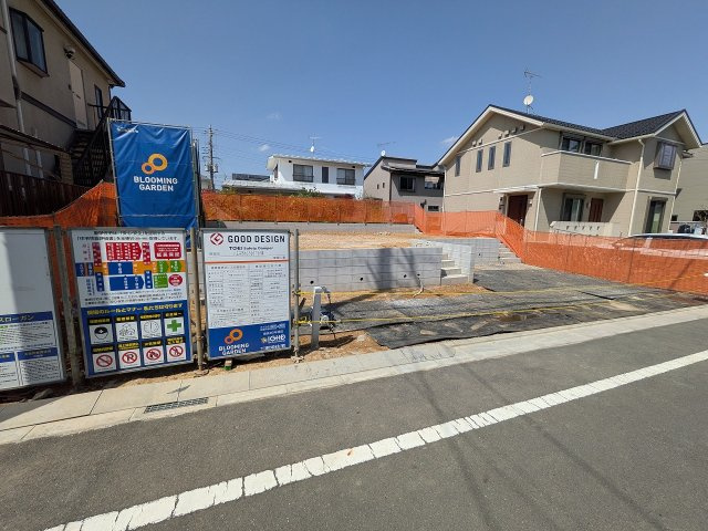 八王子市　めじろ台　新築一戸建ての外観|～めじろ台駅徒歩8分　太陽光パネル付き　敷地67坪超、開放感のある邸宅です～