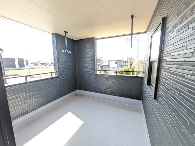 ひたちなか足崎　20期　新築戸建て　1号棟のバルコニー|広々としたワイドバルコニーは、日当たり良好で毎日の洗濯物干しに最適です。