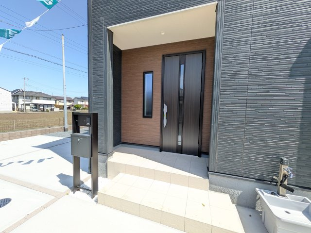 ひたちなか足崎　20期　新築戸建て　1号棟の玄関|お洒落な玄関ドアと洗練された外壁デザイン。家の顔にふさわしい上質な佇まいで、ご家族やお客様を迎えます。