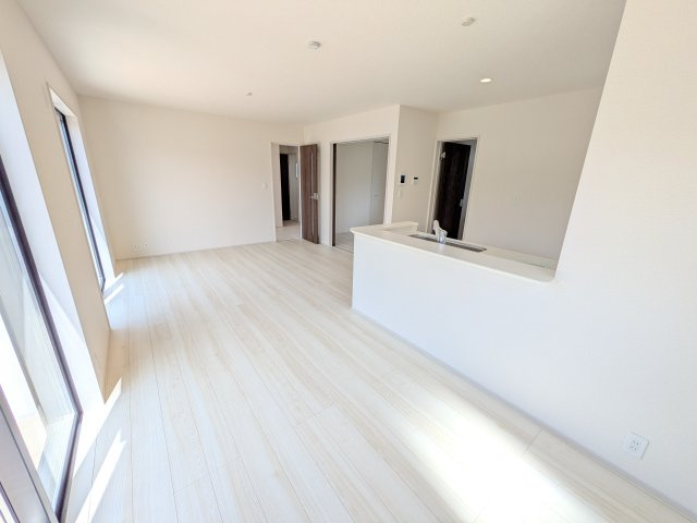 ひたちなか足崎　20期　新築戸建て　1号棟の居間・リビング|南向きで明るく陽当たりの良いリビングです♪