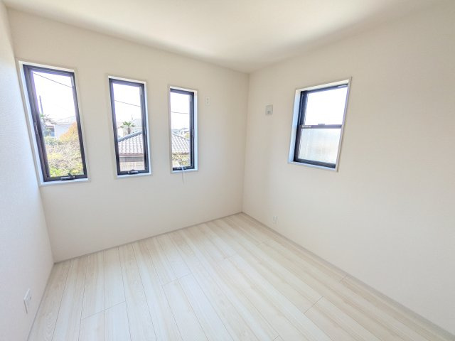 ひたちなか足崎　20期　新築戸建て　1号棟の洋室|たっぷり収納と明るい窓で、片付けも気持ち良くできる洋室。
お子様の「自分の部屋が欲しい」という夢を叶えます。