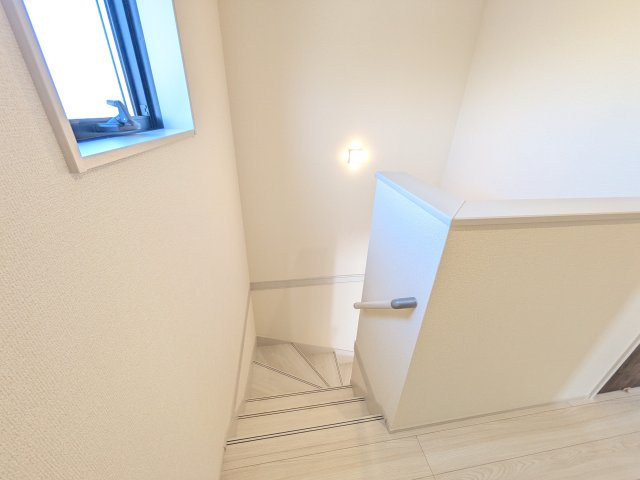 ひたちなか足崎　20期　新築戸建て　1号棟の内装|窓付きで明るい階段は、手すり付きでお子様からご年配の方まで安心して上り下りができます♪