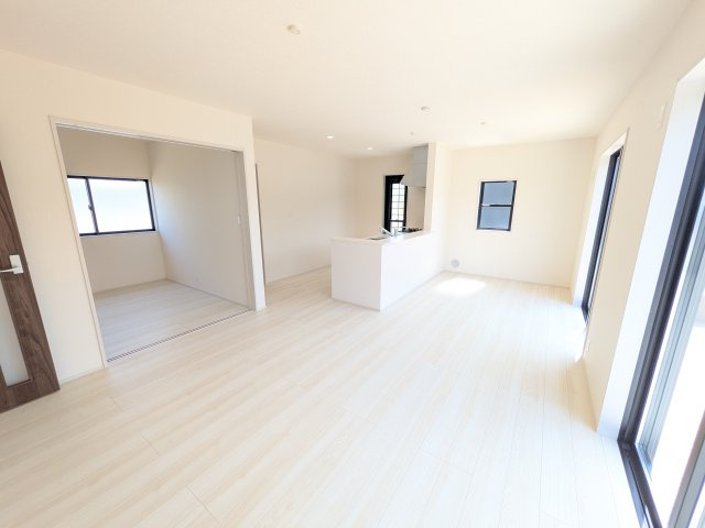 ひたちなか足崎　20期　新築戸建て　1号棟の居間・リビング|南向きで陽当たり良好の広々としたリビングです♪
