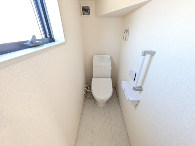 ひたちなか足崎　20期　新築戸建て　1号棟のトイレ|窓付きで明るく白を基調とした清潔感のあるトイレは温水洗浄便座付きです♪
