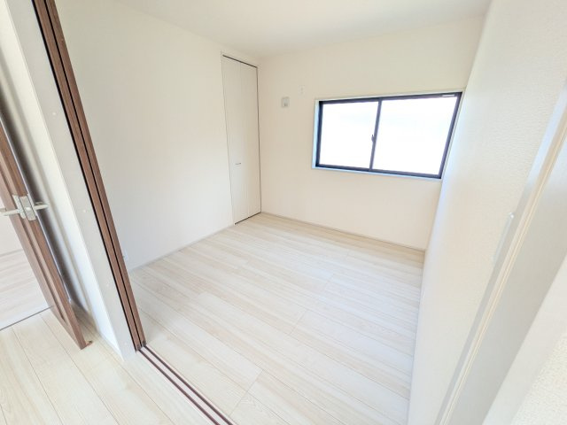 ひたちなか足崎　20期　新築戸建て　1号棟の洋室|リビングと繋がる多目的スペース。引き戸を開ければ広々LDK、閉じれば客間や書斎、お子様の遊び場に早変わりします。