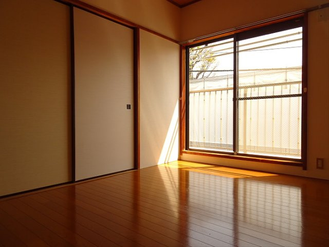サンライフ赤堤の寝室|開放的な寝室です
