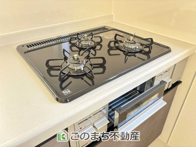 【キッチン】 | LiveleGarden.S　第9栃木岩舟町静　1号棟 | 三ツ口コンロ採用で、同時調理もスムーズ◎！お料理を並べられるカウンター付きで、配膳・片付けをサポート！リビングで過ごすご家族とコミュニケーションを楽しみながら作業可能です♪
