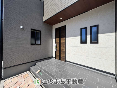 【エントランス】 | LiveleGarden.S　第9栃木岩舟町静　1号棟 | 雨の日のご帰宅時も安心の広々玄関ポーチ♪
