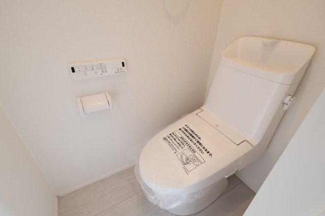 《仲介手数料無料》ふじみ野市上福岡５丁目8-7新築一戸建てグラファーレのトイレ|2階