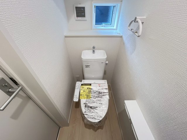 クワイエ　江南市飛高町第5　全1区画分譲のトイレ|超表面平滑加工とイオンパワーの「セフィオンテクト」加工で、汚れが付きにくく落ちやすい仕様のトイレです。
またツイントルネード洗浄で少ない水でも前方の返し部分から後方部までしっかり洗浄できます！