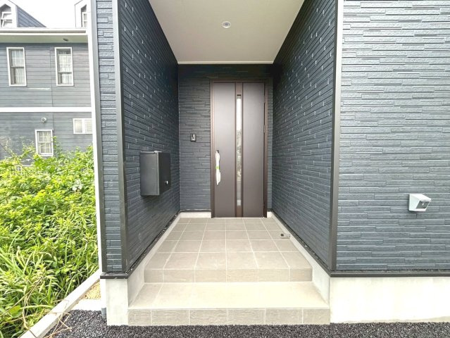 クワイエ　江南市飛高町第5　全1区画分譲の玄関|玄関ドアの取手ハンドル部分にセンサーがついて、カードタイプ・シールタイプのキーで施錠が可能で便利です。
お買い物の荷物で手が塞がっていても、楽々開錠できます。毎日の外出前の時間も短縮されて快適です！