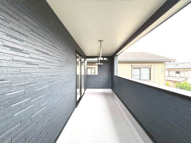 クワイエ　江南市飛高町第5　全1区画分譲のバルコニー|バルコニーは南向きで洗濯物もよく乾きます！強度と表面積硬度を持つFPRで防水しています。