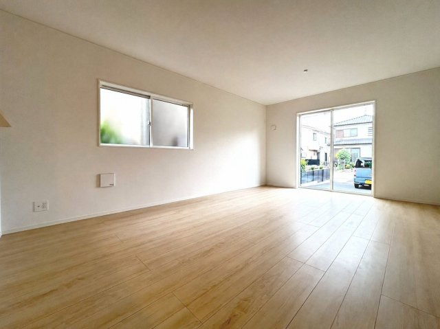 クワイエ　江南市飛高町第5　全1区画分譲の居間・リビング|フローリング材は木目調でナチュラルな美しさ。様々な傷やクラックの発生を大幅に抑える特殊加工済みです。
床材に受ける様々な傷や、温度・湿度変化によるクラックの発生を大幅に抑える特殊加工を施工済み。