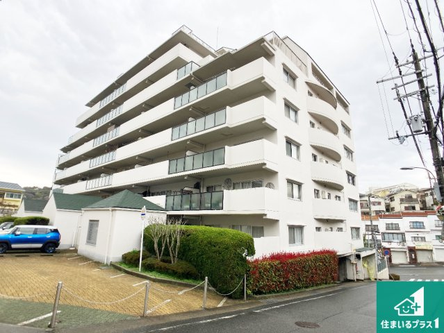 ディオ・フェルティ須磨名谷の外観|周辺は閑静な住宅街！前面道路広々で車の出し入れも便利です。駐車が苦手な方でも安心して車庫入れできます！