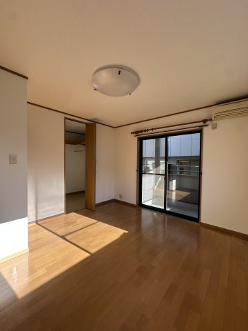 東九条河西町　戸建ての洋室
