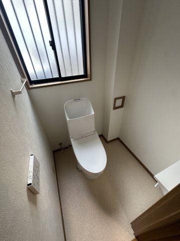 東九条河西町　戸建てのトイレ