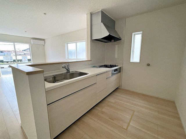 新築戸建・新築建売　白河市東釜子第1　のキッチン|キッチンはカウンターになっているのでリビング全体を見渡すことができます！