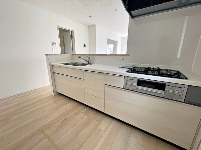 新築戸建・新築建売　白河市東釜子第1　のキッチン|カウンター越しに会話が弾み、家族とのつながりを感じられる対面キッチンです！