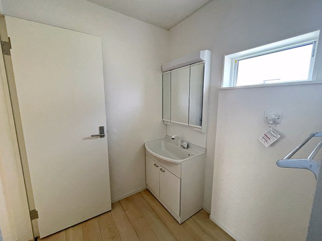 新築戸建・新築建売　白河市東釜子第1　の洗面所|三面鏡洗面台で朝の身支度もしやすい＆収納力も◎洗面台に物を置かずすっきり清潔に保つことができます！