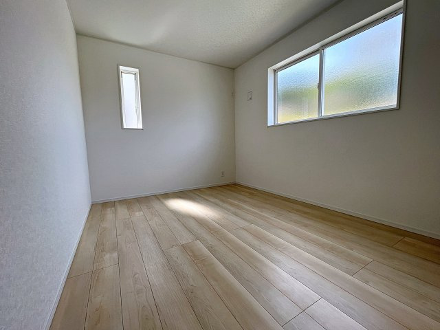 新築戸建・新築建売　白河市東釜子第1　の洋室|6.5帖の洋室は北側の窓から一定した柔らかい光が入り、PC作業や読書などにも最適なお部屋です！