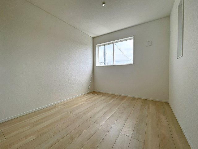 新築戸建・新築建売　白河市東釜子第1　の洋室|南側の窓から日差しが入り気持ちの良いプライベート空間！