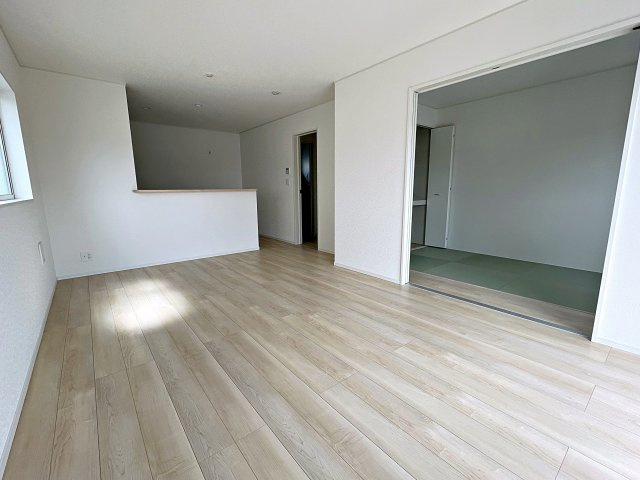 新築戸建・新築建売　白河市東釜子第1　の居間・リビング|16帖のLDKは隣の和室と合わせると21帖の開放的な空間！ゆったりスペースは家族団らんの場！