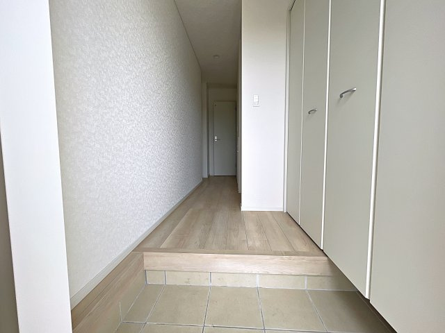 新築戸建・新築建売　白河市東釜子第1　の玄関|大容量のシューズボックスがあり収納豊富な玄関スペース。玄関ドアから日差しが入り明るいです！